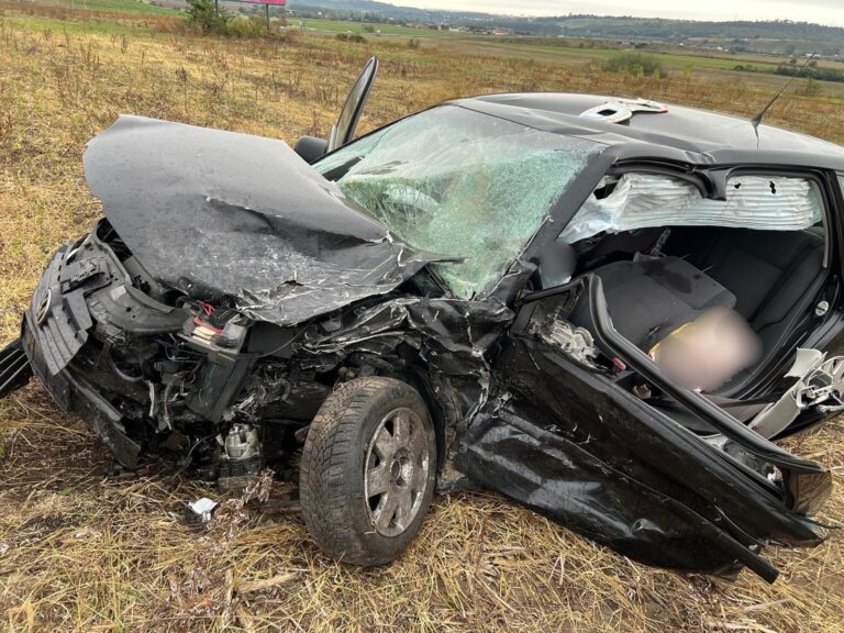 Un bărbat a ajuns în stare gravă la spital, în urma accidentului produs ieri dimineață la Pătrăuți. Fiul său de 3 ani a suferit și el mai multe leziuni