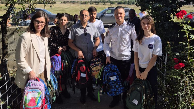 Polițiștii suceveni au oferit peste 100 de ghiozdane echipate cu rechizite școlare și dulciuri în cadrul campaniei sociale „Să aducem copiii la școală”