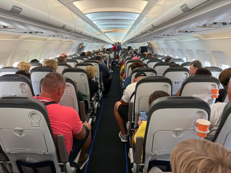 Avion charter care venea de la Sharm El Sheikh a fost redirecționat la Cluj, după ce nu a putut ateriza la Suceava