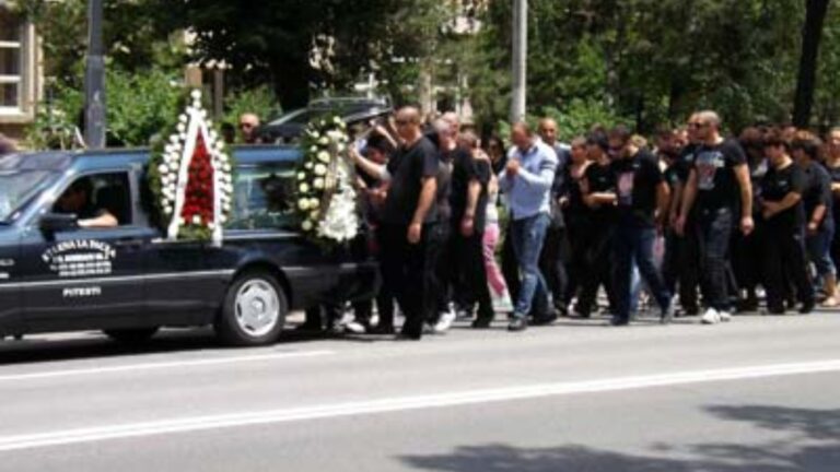 Un bărbat care însoțeau un cortegiu funerar a fost lovit de un vehicul din alaiul funerar, la Dorna Arini