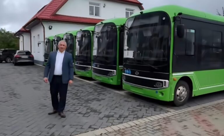 Vicovu de Sus devine primul oraș din județ, după Suceava, cu transport public local verde. 10 microbuze electrice au ajuns în localitate: „Este o zi istorică pentru orașul nostru”
