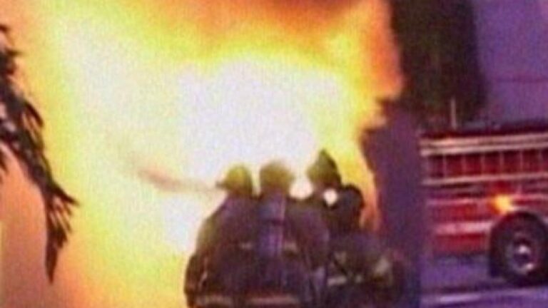O camionetă încărcată cu lemne a luat foc, la Baia