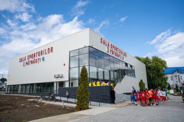 Vicepreședintele Consiliului Județean Suceava Nicolae Robu, alături de primarul din Pătrăuți la premierea cuplurilor de aur și inaugurarea Sălii Sporturilor din localitate