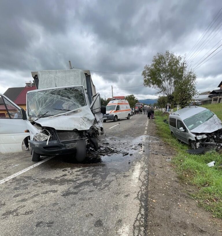 Doi bărbați au fost răniți după ce un șofer vitezoman a pătruns cu mașina pe contrasens, la Arbore