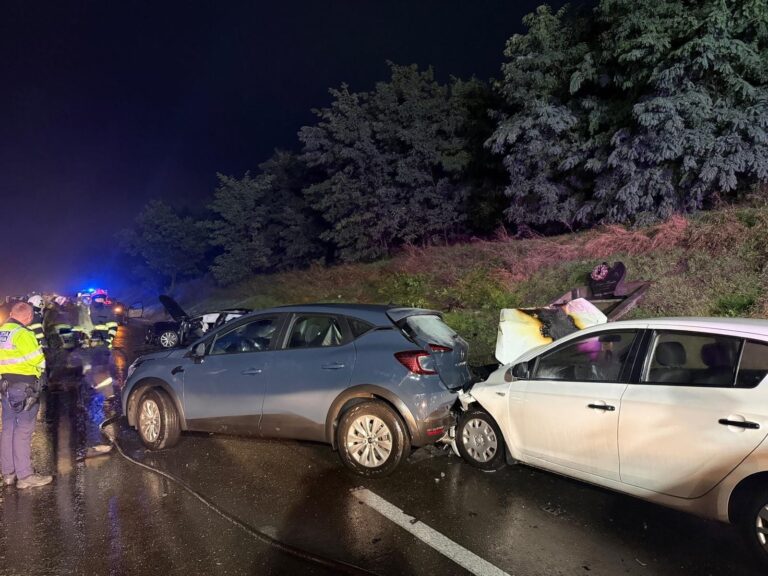 Două accidente produse unul după altul la Cumpărătura. Trei persoane au ajuns la spital