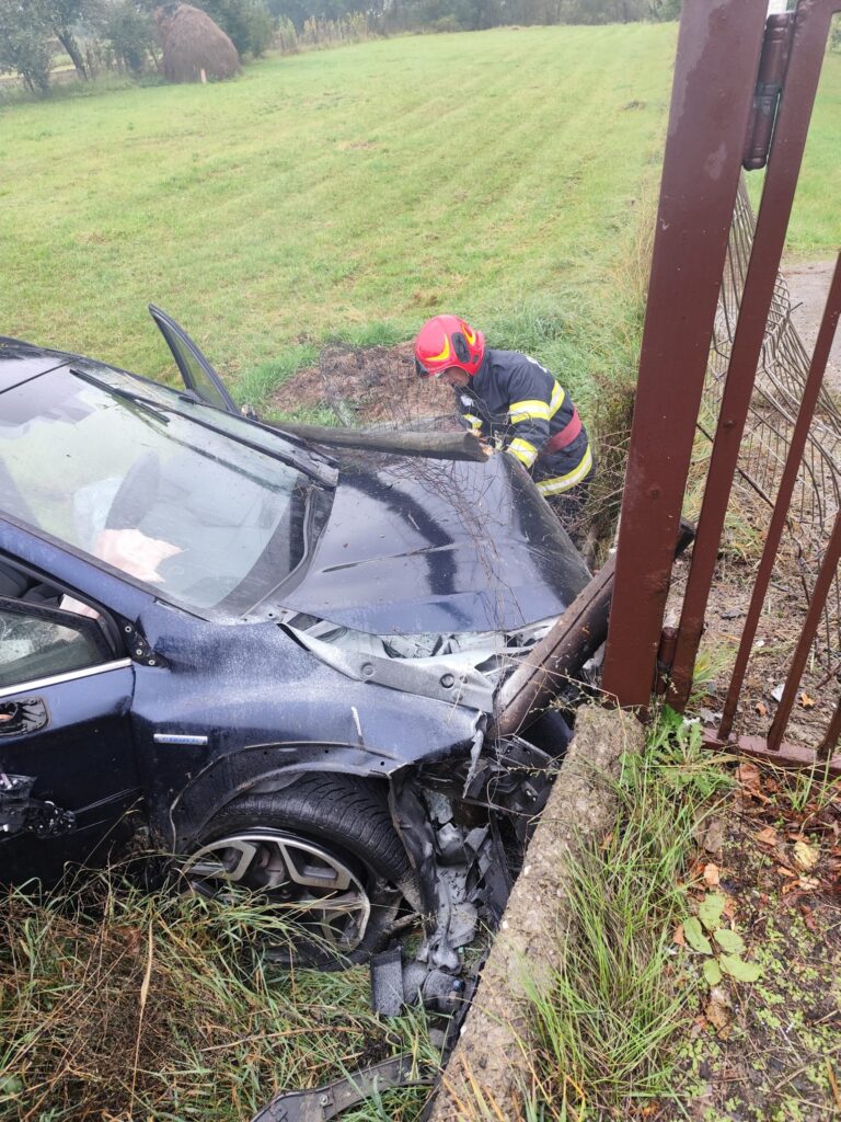 Două persoane au fost rănite după ce o mașină a intrat pe contrasens și s-a izbit violent într-un camion, la Vama