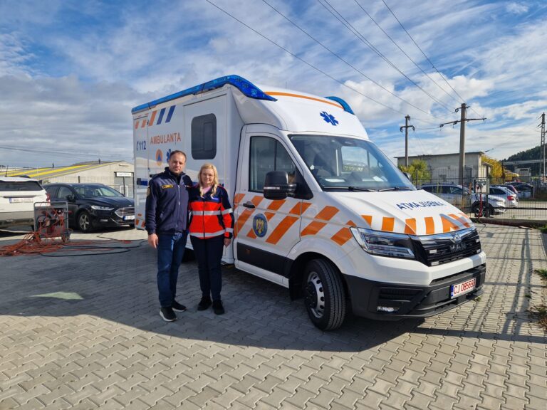 Flota Serviciului de Ambulanță Suceava se modernizează cu trei autosanitare noi, dotate cu tehnologie de ultimă generație