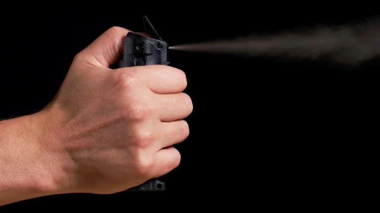 O femeie din Pătrăuți a fost atacată cu spray lacrimogen de propriul cumnat, în plină zi, în centrul Sucevei