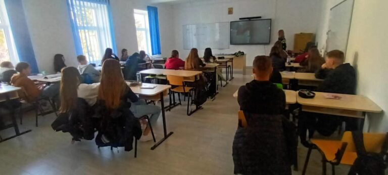 Polițiștii suceveni au desfășurat mai multe acțiuni la școli din județ pentru a marca „Săptămâna prevenirii traficului de persoane”