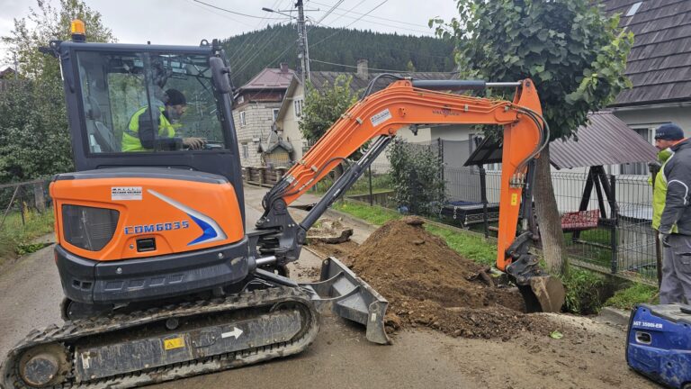 Lucrările de aducțiune a gazului metan în comuna Vatra Moldoviței avansează în ritm susținut. Proiectul a ajuns la un grad de execuție de 40%: „Gazul metan înseamnă nu doar un trai mai bun pentru cetățeni, ci și o deschidere reală către investitori”
