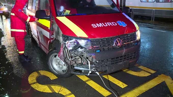 O autospecială SMURD a fost avariată după ce a lovit o căprioară, la Dolhești