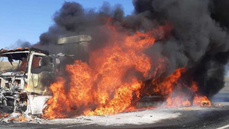 Un camion a luat foc pe centura Sucevei
