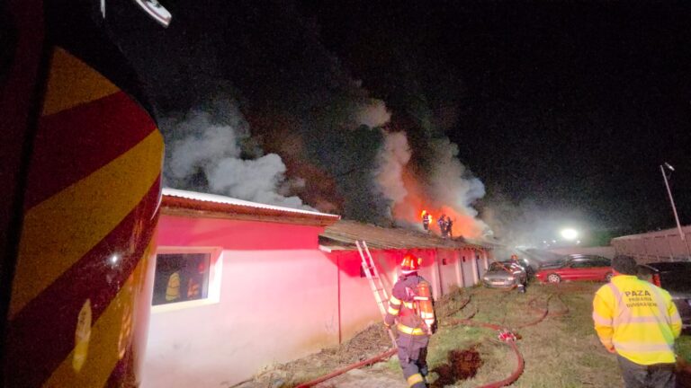 Două hale cu materiale de construcții au fost distruse de flăcări în toiul nopții la Dumbrăveni. Incendiile au izbucnit la interval de câteva minute