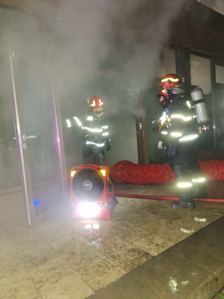 Magazinul Nada Florilor din Fălticeni a fost inundat de fum după un scurtcircuit într-o cameră tehnică