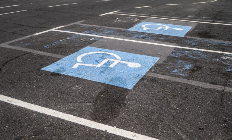 Un sucevean cu permisul suspendat s-a ales cu un dosar penal după ce a parcat la Iulius Mall pe un loc destinat persoanele cu handicap