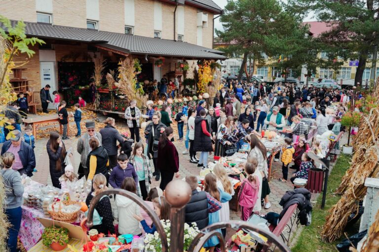 Tradiția continuă la Iaslovăț, unde elevii de la Școala nr. 2 au organizat cea de-a V-a ediție a Târgului de Toamnă pentru a sprijini bătrânii de la Azilul din Solca: „Este o inițiativă care arată sufletul frumos al copiilor noștri și spiritul de comunitate al Iaslovățului”