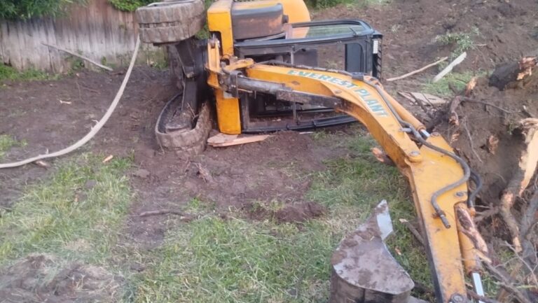 Un bărbat a ajuns la spital după ce s-a răsturnat cu un excavator, la Gălănești