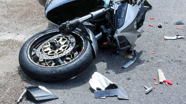 O șoferiță a acroșat un motociclist și trei mașini la intrarea în parcarea de la Shopping City Suceava