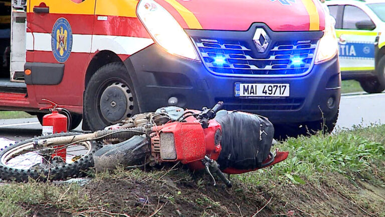 Un bărbat rănit grav de un camion s-a ales cu un dosar penal după ce s-a urcat fără permis de conducere pe un scuter, la Țibeni