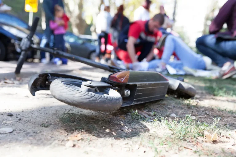 Un dornean beat turtă a ajuns la spital după ce s-a răsturnat cu o trotinetă electrică într-un șanț din Șaru Dornei