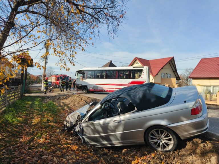 Un tânăr a ajuns la spital după ce BMW-ul său a intrat pe contrasens și a lovit un autobuz, la Vicovu de Sus