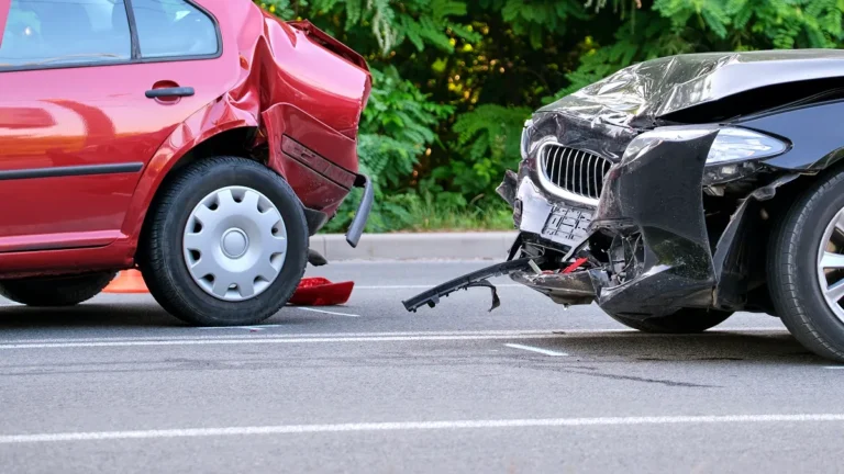 Accident cu doi răniți produs la Vadu Moldovei după ce un șofer a încălcat cu mașina linia continuă