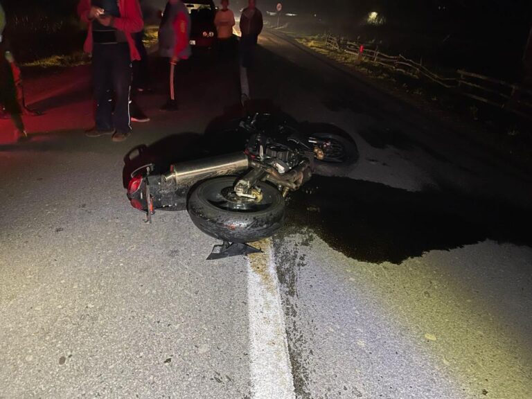 Un scuter pe care se aflau doi tineri a fost spulberat de o mașină, la Voitinel. Șoferul vinovat a fugit de la locul faptei