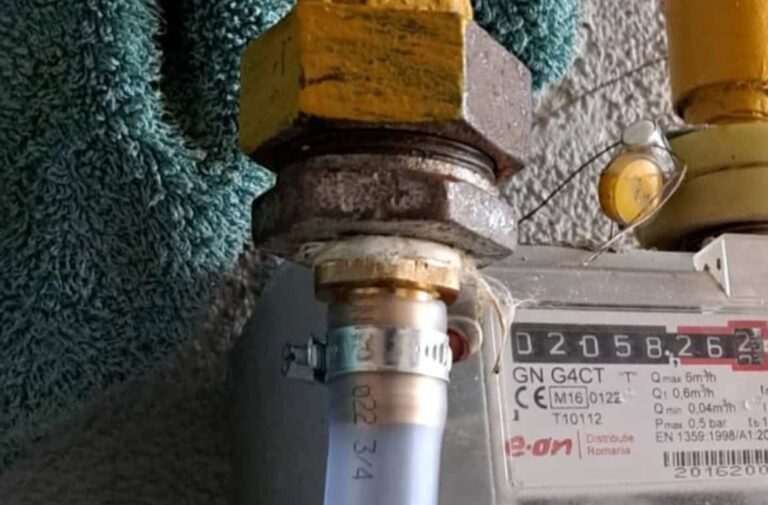 Furt de gaz metan descoperit la două apartamente dintr-un bloc din Fălticeni. Tată și fiică, cercetați penal de polițiști