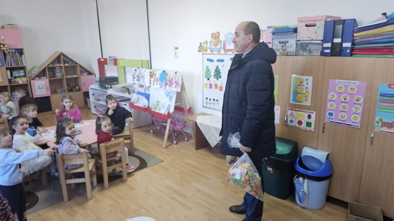 Primarul Neculai Miron și administrația locală din Bosanci au oferit cadouri celor aproximativ 700 de elevi și preșcolari din comună, în prag de sărbători: „Ne dorim ca fiecare copil din Bosanci să simtă că este important, că este apreciat și că administrația locală este aproape de el”