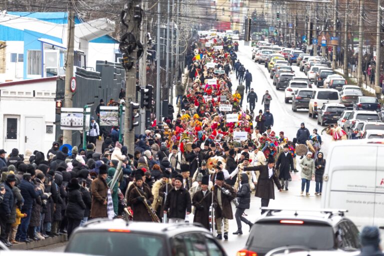 Suceava, capitala obiceiurilor de iarnă. Mii de oameni și peste 40 de cete au transformat orașul în cea mai mare scenă a tradițiilor din România: „A fost cea mai frumoasă paradă a obiceiurilor de iarnă din România”