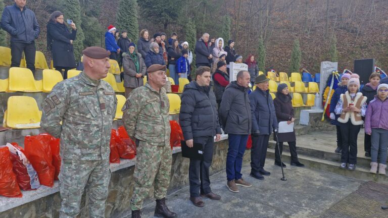 Solidaritate și recunoștință în prag de sărbători. Foști camarazi ai eroului Grosaru, alături de copiii din Păiseni și Sasca Mare
