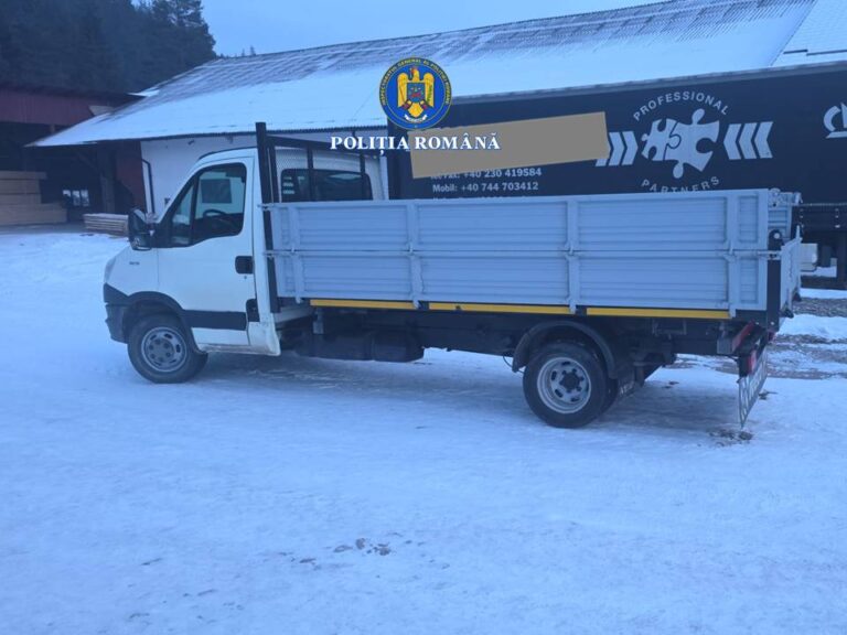 O camionetă folosită la transportul ilegal de lemne a fost confiscată de polițiștii din Pojorâta