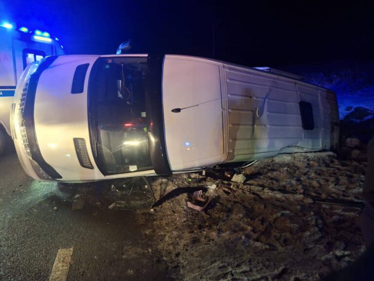 Un microbuz cu 8 pasageri care circula pe ruta Republica Moldova – Germania s-a răsturnat la Ilișești. Două persoane au ajuns la spital