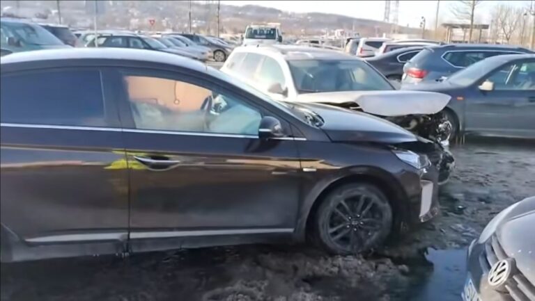 Un șofer cu permisul suspendat a fost implicat într-un accident rutier în parcarea de la Iulius Mall Suceava