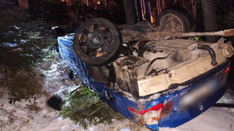 Cinci persoane au ajuns la spital după ce un tânăr s-a răsturnat cu BMW-ul în Pasul Ciumârna