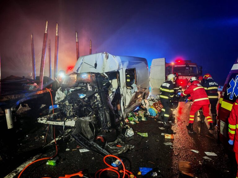 Un bărbat a murit, iar alte trei persoane au fost rănite, după ce un TIR a derapat într-o curbă la Stroiești