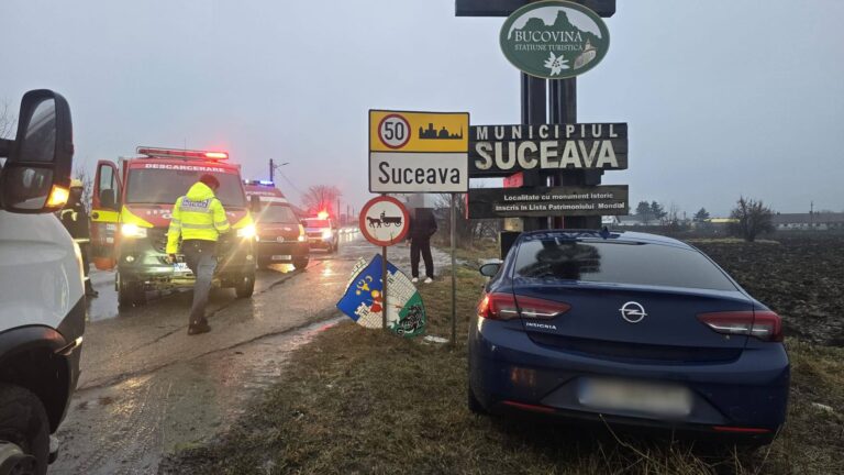 Un șofer din Dumbrăveni s-a proptit cu mașina în totemul de la intrarea în Suceava