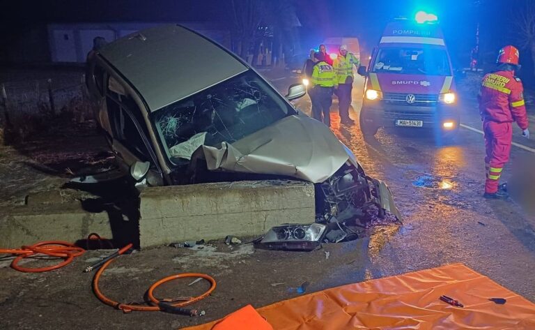 Patru tineri au fost răniți după ce un șofer de 19 ani s-a izbit cu BMW-ul într-un cap de pod, la Zvoriștea