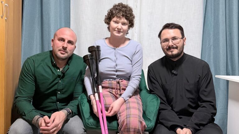 România care salvează vieți. 2,3 milioane de dolari adunați într-un timp record pentru Andreea Anița din Fălticeni