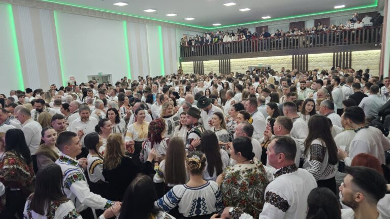 Balul de Bobotează a unit Vicovu de Jos într-o sărbătoare autentică de tradiție, joc și identitate românească: „Toată comunitatea este aici și se distrează așa cum îi stă bine unei comunități”
