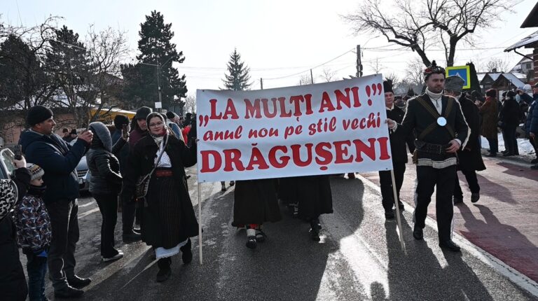 Drăgușeni a celebrat tradițiile de iarnă pe stil vechi. Zeci de cete de urători și sute de spectatori, reunite la Festivalul Datinilor și Obiceiurilor de Iarnă: „Membrii grupurilor folclorice ne bucură cu sărbătoarea inimilor noastre”