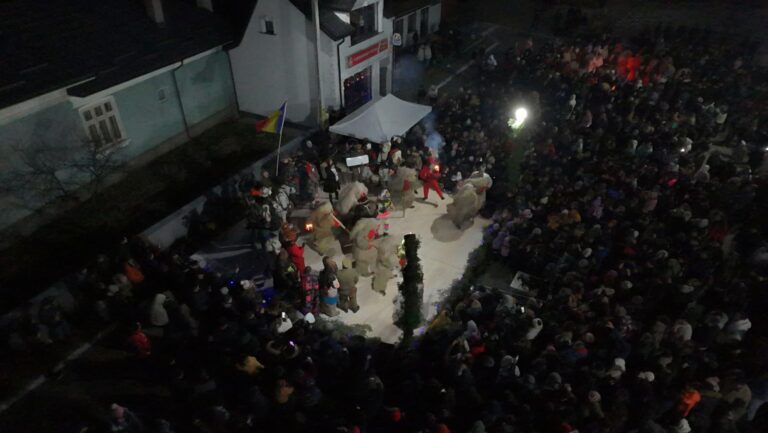 Peste 1.500 de persoane au fost prezente la Festivalul de Datini și Obiceiuri de la Boroaia, o sărbătoare a tradiției și a comunității: „Vreau să le mulțumesc tuturor celor care s-au implicat în păstrarea acestor frumoase obiceiuri”