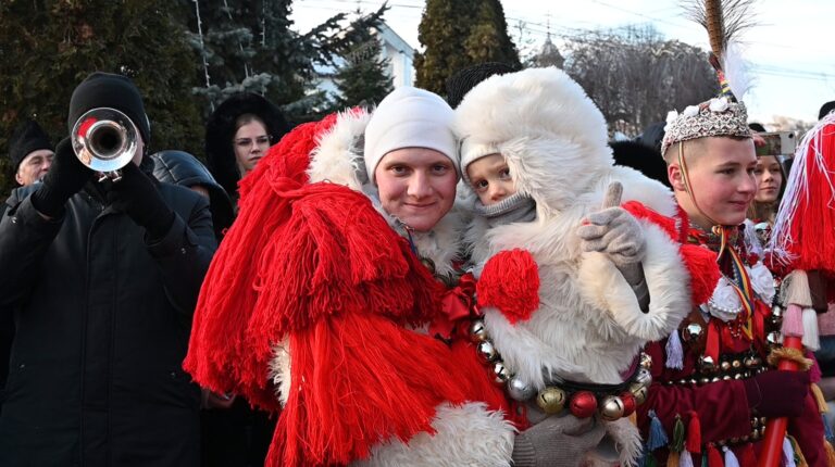 Tradiția Malancăi, dusă mai departe la Șcheia în ultima zi a anului: „Mă bucur că, an de an, tot mai mulți tineri duc mai departe aceste obiceiuri și că oamenii comunei sunt alături de ei”