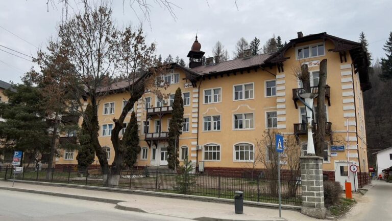 Un pacient a murit după ce s-a aruncat de la un geam al Spitalului Municipal Vatra Dornei