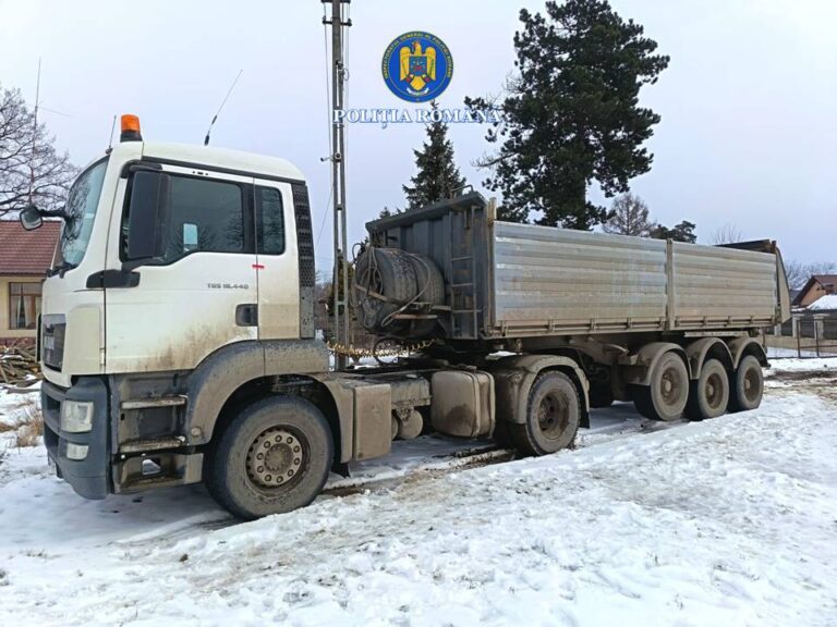 Un camion folosit la transportul ilegal de cherestea a fost confiscat de polițiștii din Vadu Moldovei