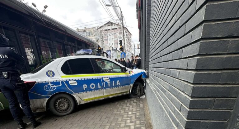 Urmărire ca în filme la Câmpulung Moldovenesc. Un bărbat a furat o mașină, a fugit de poliție și a provocat un accident cu patru autoturisme implicate, inclusiv o autospecială