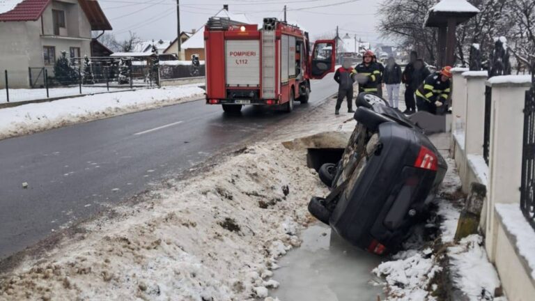 O șoferiță s-a răsturnat cu mașina într-un șanț din Straja