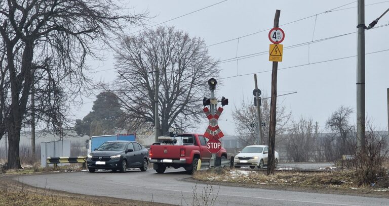 Peste 130 de amenzi aplicate de polițiști în cadrul unei ample acțiuni pentru prevenirea accidentelor rutiere în zona căilor ferate