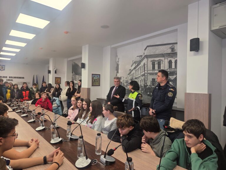 Peste 500 de elevi au participat la o acțiune preventivă și de informare desfășurată de polițiști pe raza municipiului Câmpulung Moldovenesc