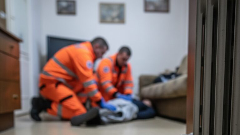 Un bărbat din Rădăuți a ajuns la spital după ce s-a electrocutat în timp ce repara un prelungitor aflat sub tensiune